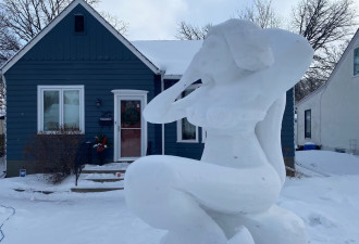 女儿一句话给灵感！加拿大爸爸自家门口花15小时雕出冰雪美人鱼