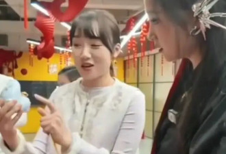 关晓彤婉拒“马上有对象”寓意玩偶！连忙后退一步避开表情略显尴尬