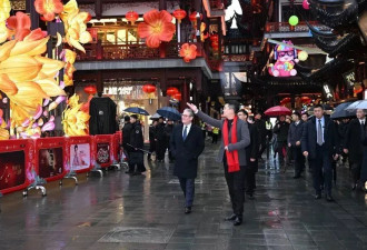 斯塔默游上海豫园，雨中漫步九曲桥、买小吃