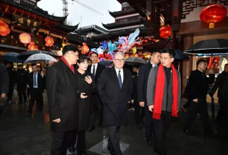 斯塔默游上海豫园，雨中漫步九曲桥、买小吃