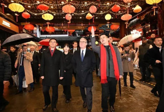 斯塔默游上海豫园，雨中漫步九曲桥、买小吃