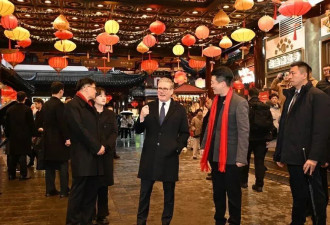 斯塔默游上海豫园，雨中漫步九曲桥、买小吃
