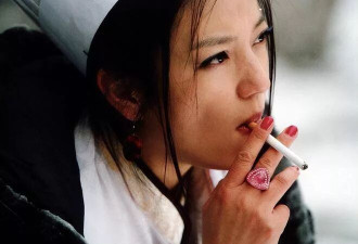 赵薇女儿回瑞士上学，染发戴假睫毛打扮成熟