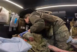 22岁美女银行分析师奔赴乌克兰前线，充当护理员