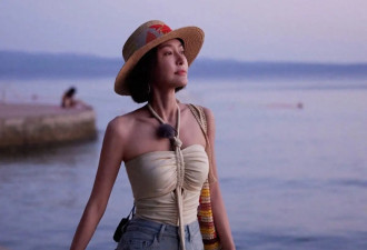 46岁秦岚太丰满了，穿抹胸都兜不住好身材，我感慨自律的女人真美
