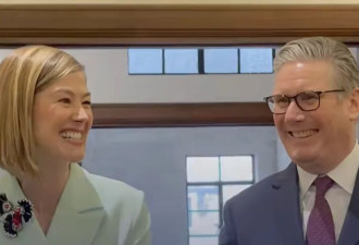斯塔默上海行 身边为何是这位“中文十级”的英国女星？