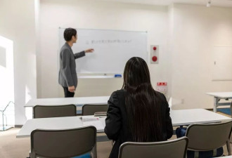 他教日语22年带学生拿奖无数，专业停招后他主动转岗
