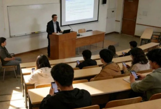 他教日语22年带学生拿奖无数，专业停招后他主动转岗