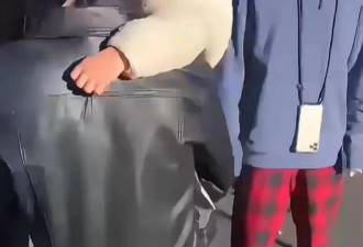 郑爽抱着孩子头发都白了！一家人和张恒当街吵架