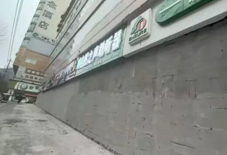 贵州毕节多家临街店铺一夜之间遭砌墙封堵