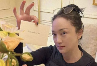 51岁周迅幕后照片曝光！白发明显脸圆了一圈