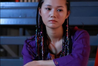 她是宋祖英亲妹，小22岁， 出道17年走得稳