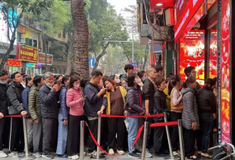 黄金白银价格闪崩照买 排队挤爆银楼 1小时扫光