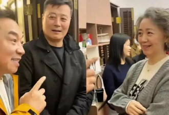 任程伟夫妇卖掉北京房子,办过户被偶遇,黄蕾头发半白但气质优雅