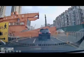 武汉后湖大道地铁工地龙门吊坍塌，砸中轿车