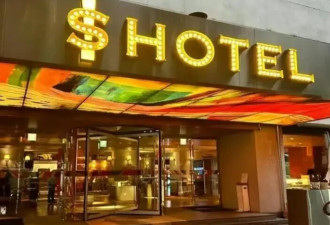 大S离世一周年，S Hotel酒店大门被木板封住，那串珍珠项链还挂着