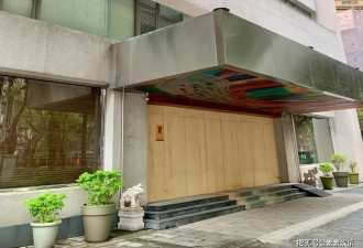 大S离世一周年，S Hotel酒店大门被木板封住，那串珍珠项链还挂着