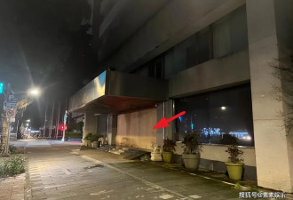 大S离世一周年，S Hotel酒店大门被木板封住，那串珍珠项链还挂着