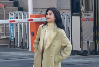 被刘涛高马尾造型美到了！春晚彩排3套穿搭，国泰民安气质真突出
