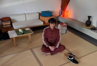 陈冠希盘腿打坐近照曝光 被指“像极了赵本山”