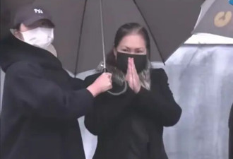 S妈现身大S纪念雕像揭幕仪式 双手合十称谢谢大家关心