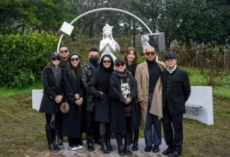 大S雕像一周年之际正式揭幕，神似清纯的中学生