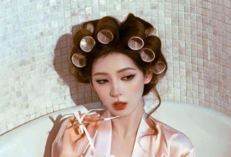 张予曦写真杀疯了！白钻裙冷艳似女王，转身粉睡袍过生日慵懒温柔