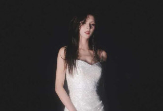张予曦写真杀疯了！白钻裙冷艳似女王，转身粉睡袍过生日慵懒温柔