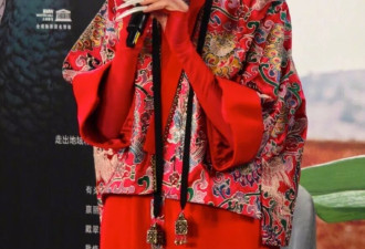 67岁杨丽萍太拼命!饿肚子减肥演出不停歇,身形纤细状态宛如少女