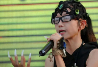 67岁杨丽萍太拼命!饿肚子减肥演出不停歇,身形纤细状态宛如少女