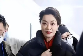 63岁毛阿敏近况:豪门守寡4年,春节前跑深圳商演,21岁女儿优秀