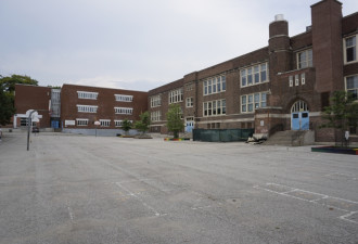 多伦多中学一天内8名教师被停职，正副校长全被开，家长奋起反抗