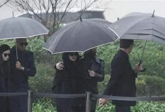 考古|具俊晔把大S周年仪式变综艺？为亡妻做雕塑还拍纪录片，被网友吐槽完全不像
