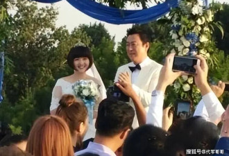 央视主持人蒋小涵：嫁给初恋36岁高龄生子，如今44岁被老公宠成公主