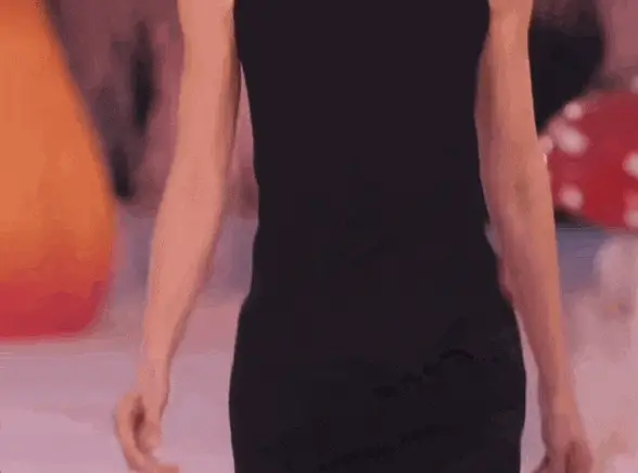 60岁香港阿姐惊艳香奈儿大秀！7个女儿、6块腹肌、56岁出道，追梦永远不嫌晚！