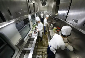 15元一份的现炒绿皮火车餐，正在春运路上消失