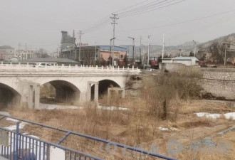 教师与副校长、多名同事聚餐饮酒至深夜，回家途中桥边坠亡