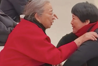 被笑不露齿的李宇春惊艳，穿红裙子 面相变了很多