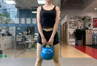 一个超简单的动作就能训练全身 在家也能练