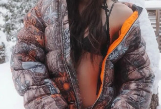 Lisa真敢穿！羽绒服搭内衣“雪中晒身材”，身材好就是敢穿敢晒！