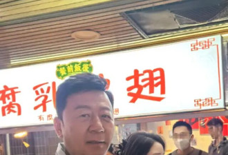 郭涛夫妇逛市场,妻子比梅婷还小9岁,打理几家...