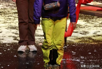 江珊演出获老公探班，56岁田小洁胡子花白好苍老，俩人不像姐弟恋