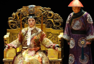江珊演出获老公探班，56岁田小洁胡子花白好苍老，俩人不像姐弟恋