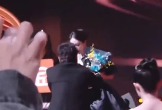 “肌肉记忆式补救”！杨幂穿高跟鞋下台阶 沈腾“冲刺式”上前搀扶
