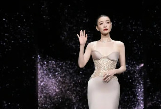 倪妮贴头皮发型尽显“骨相美”！2套抹胸长礼服显得高级又美艳！