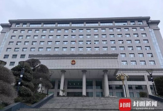 “男子泼汽油烧伤前女友案”重审 凶手出庭时还笑