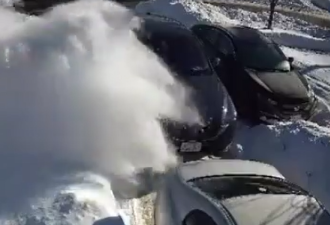 士嘉堡男子超速冲进停车场“人工降雪”，一脚油门撞坏3车！