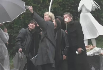 大S周年祭成闹剧！S妈戏精上身、小S仰天狂笑