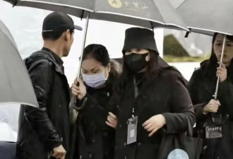 大S周年祭成闹剧！S妈戏精上身、小S仰天狂笑