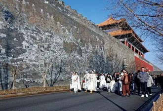 故宫旁的大楼，爆出100多家“格格工厂”